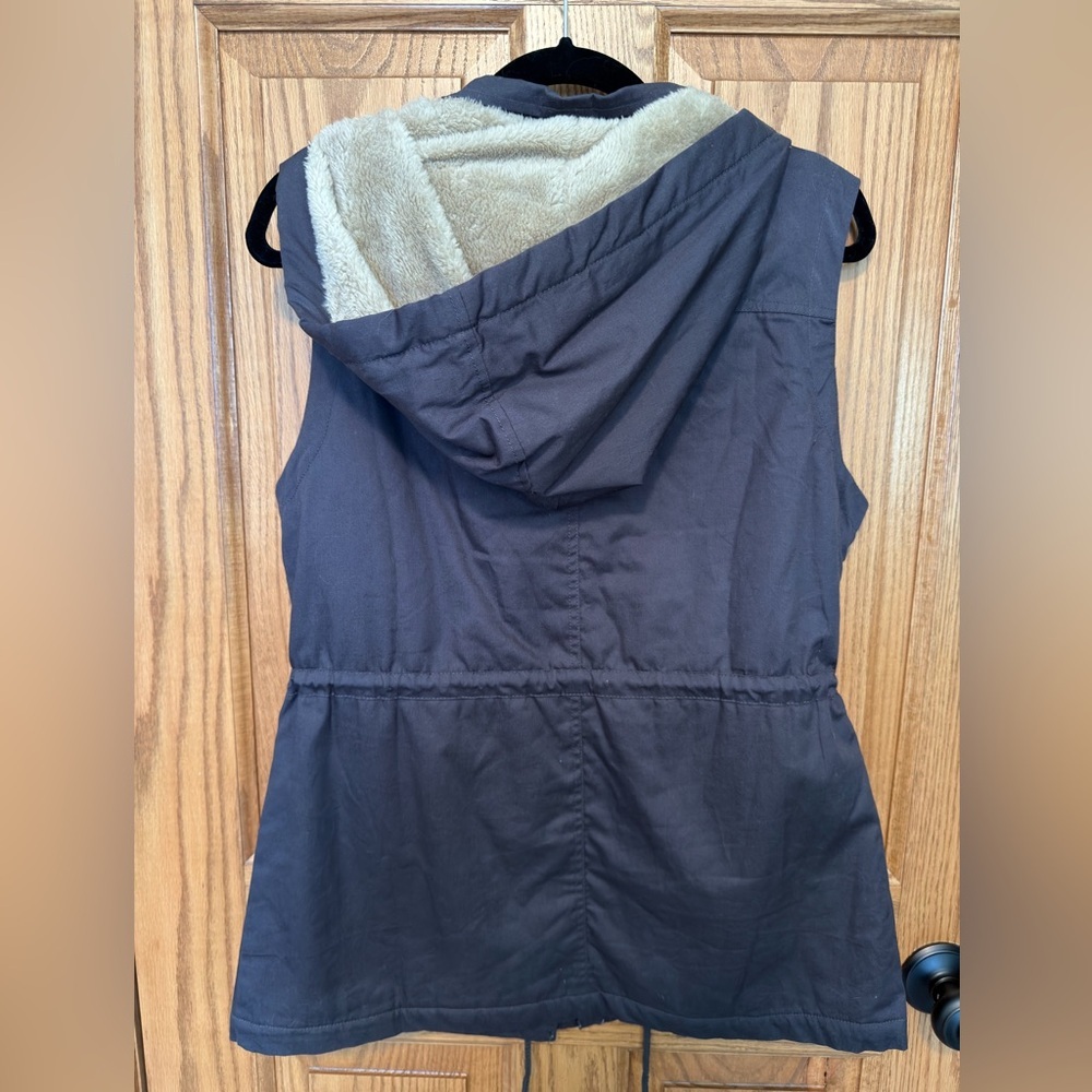 C’EST TOI Fur Lined Hooded Vest - Picture 6 of 7